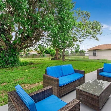 Modern Getaway Near The Beach With Room For A Boat West Palm Beach Exterior photo