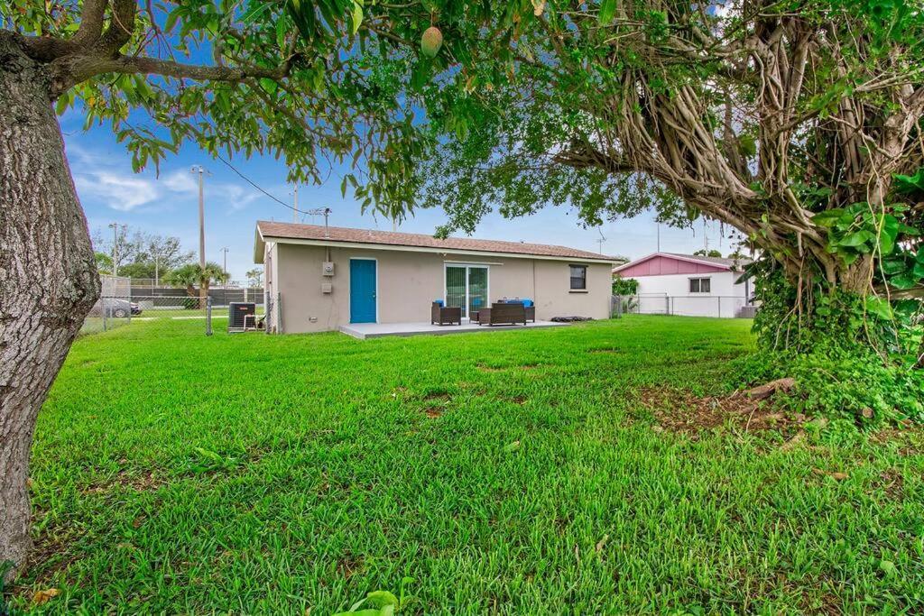 Modern Getaway Near The Beach With Room For A Boat West Palm Beach Exterior photo