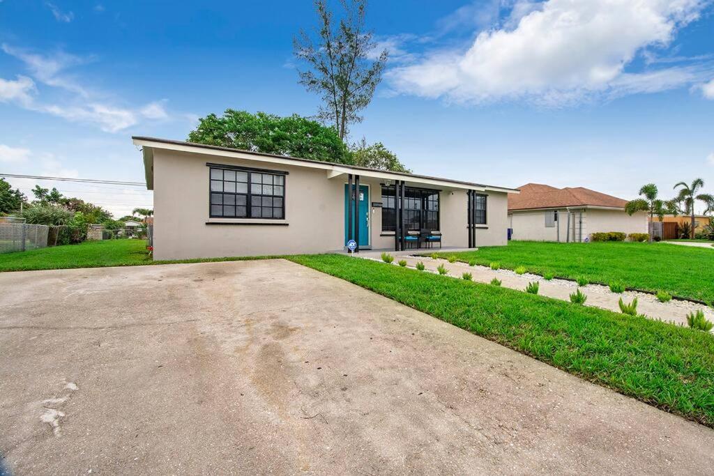 Modern Getaway Near The Beach With Room For A Boat West Palm Beach Exterior photo