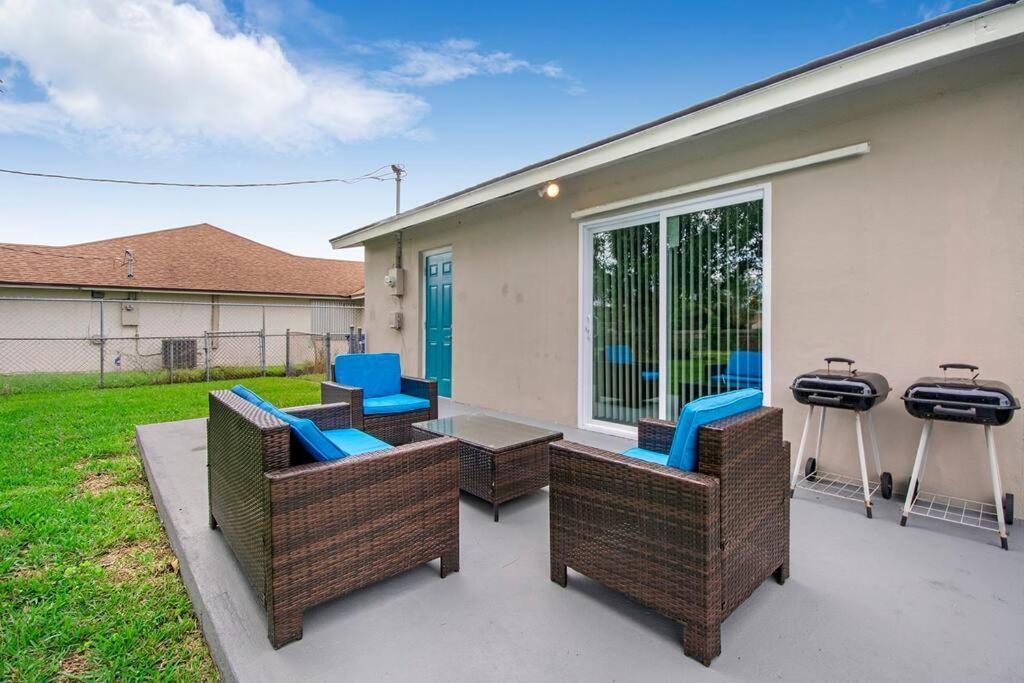 Modern Getaway Near The Beach With Room For A Boat West Palm Beach Exterior photo