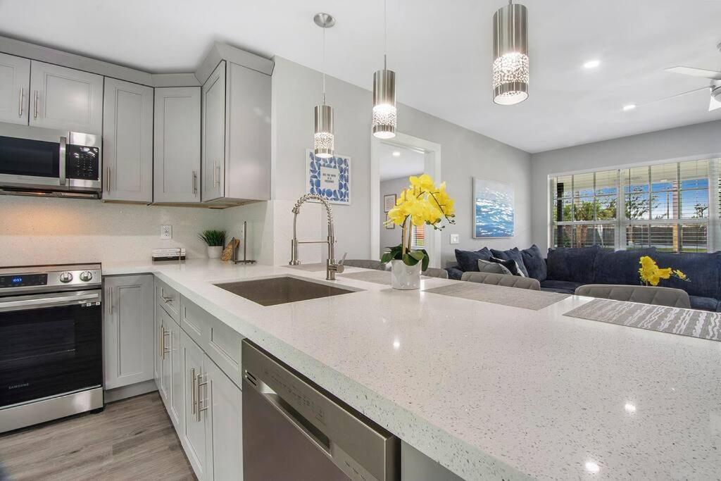 Modern Getaway Near The Beach With Room For A Boat West Palm Beach Exterior photo
